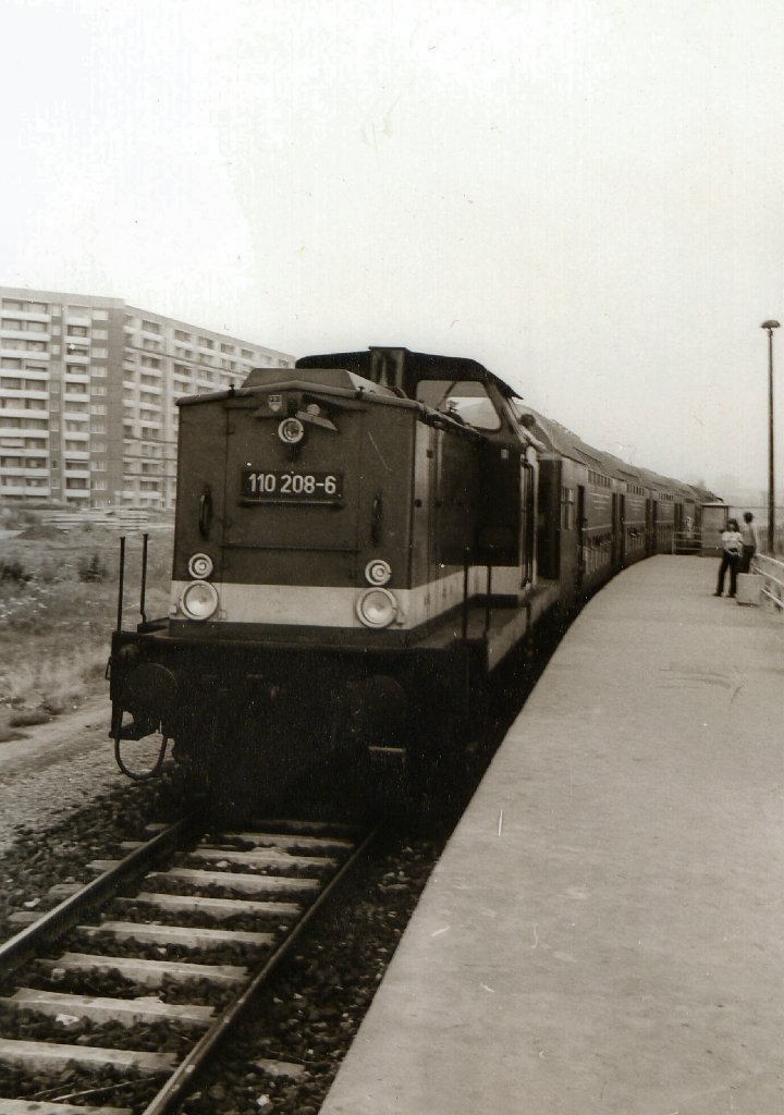 110 208 mit Doppelstockzug als S-Bahn im Hp. Berliner Strasse, um 1985
