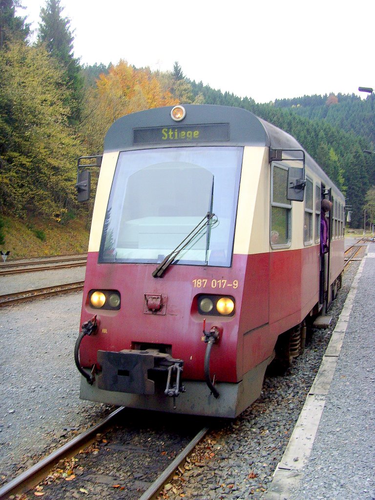 Abfahrbereiter Triebwagen nacg Stiege im Abzweigbahnhof Eisfelder Talmhle