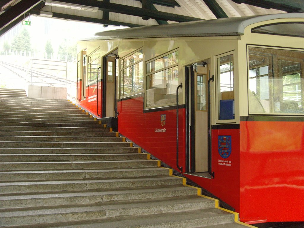 Bergbahnwagen am Bahnsteig der Talstation, 2010