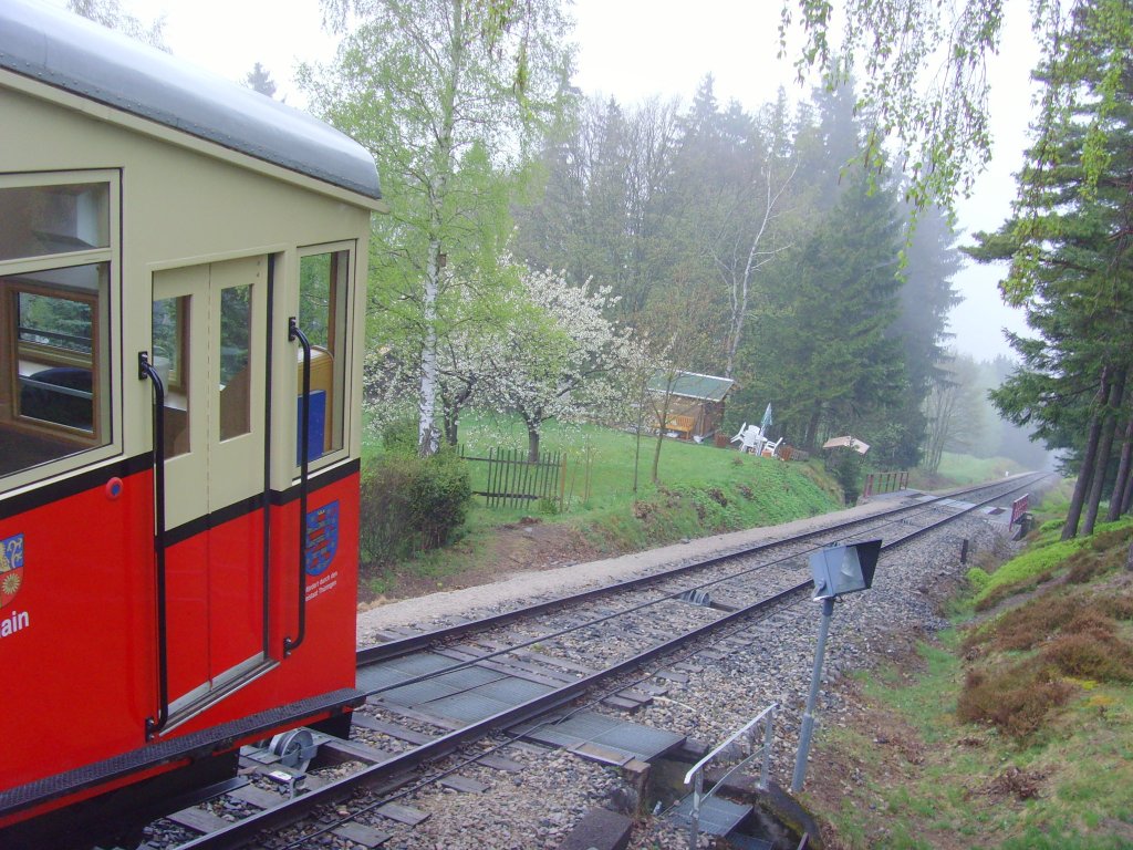 Bergbahnwagen verlt die Bergstation, 2010