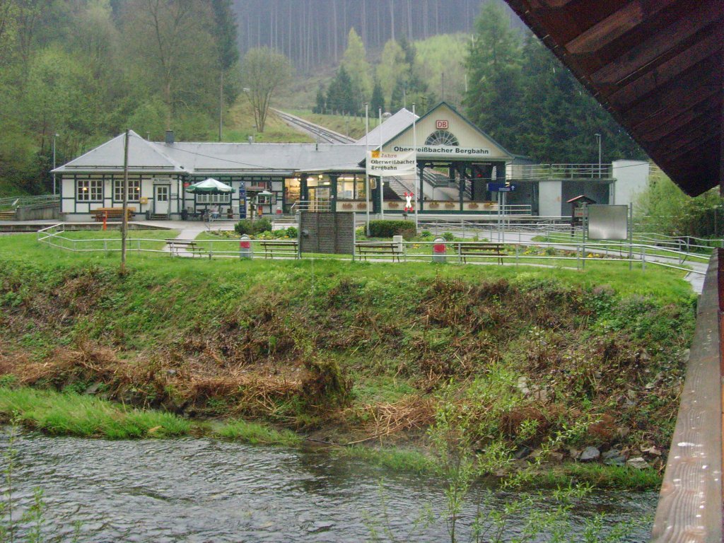 Blick ber die Schwarza zum Bhf Obstfelderschmiede, Bhf und Talstation der Bergbahn 2010