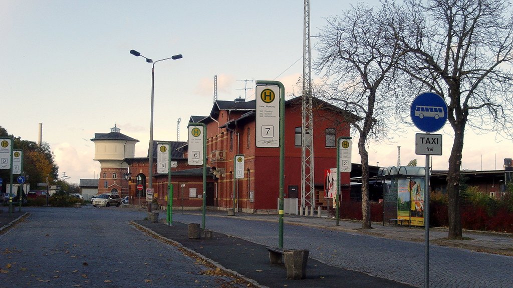 Blick vom Busbahnhof zum Bahnhof Arnstadt mit Wasserturm, 2010