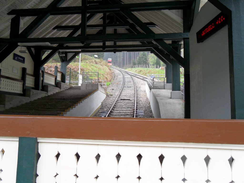 Blick durch die Talstation auf die Bergbahnstrecke, 2010