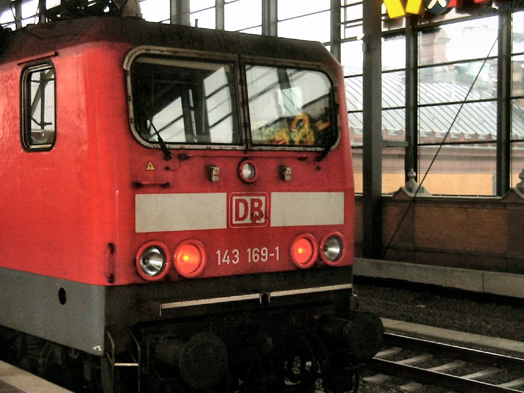 BR 143 in Erfurt Hbf um 2005