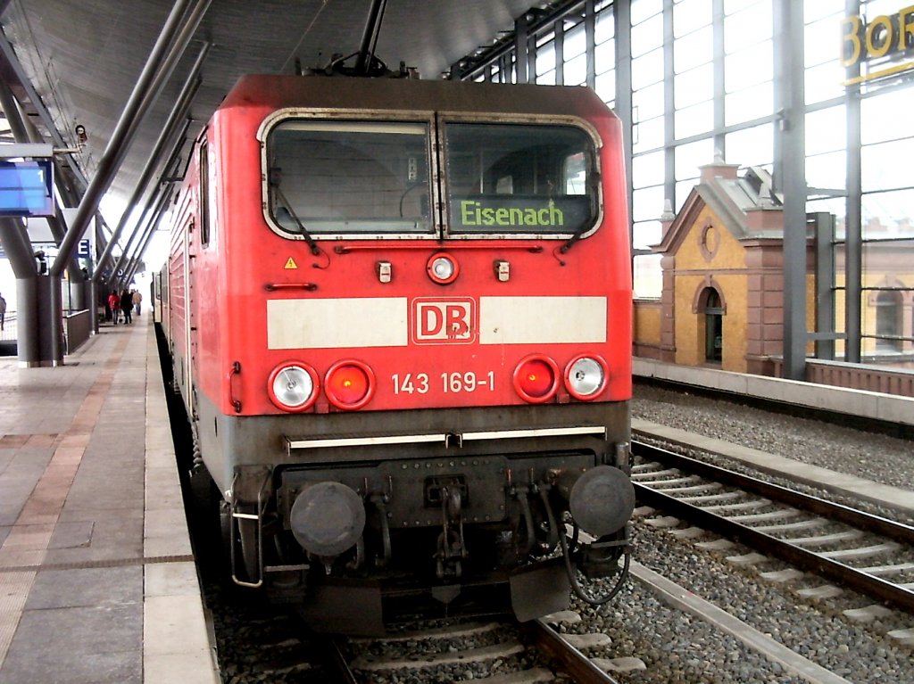 BR 143 in Erfurt Hbf um 2004