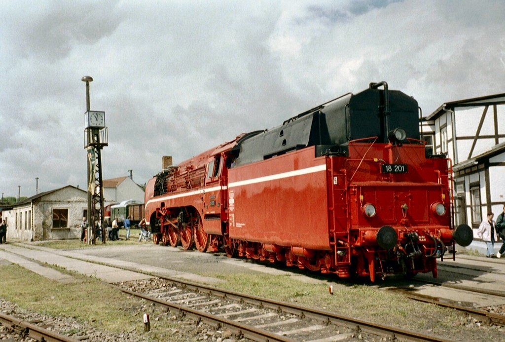 BR 18 201in roter Farbgebung im Bw Weimar
