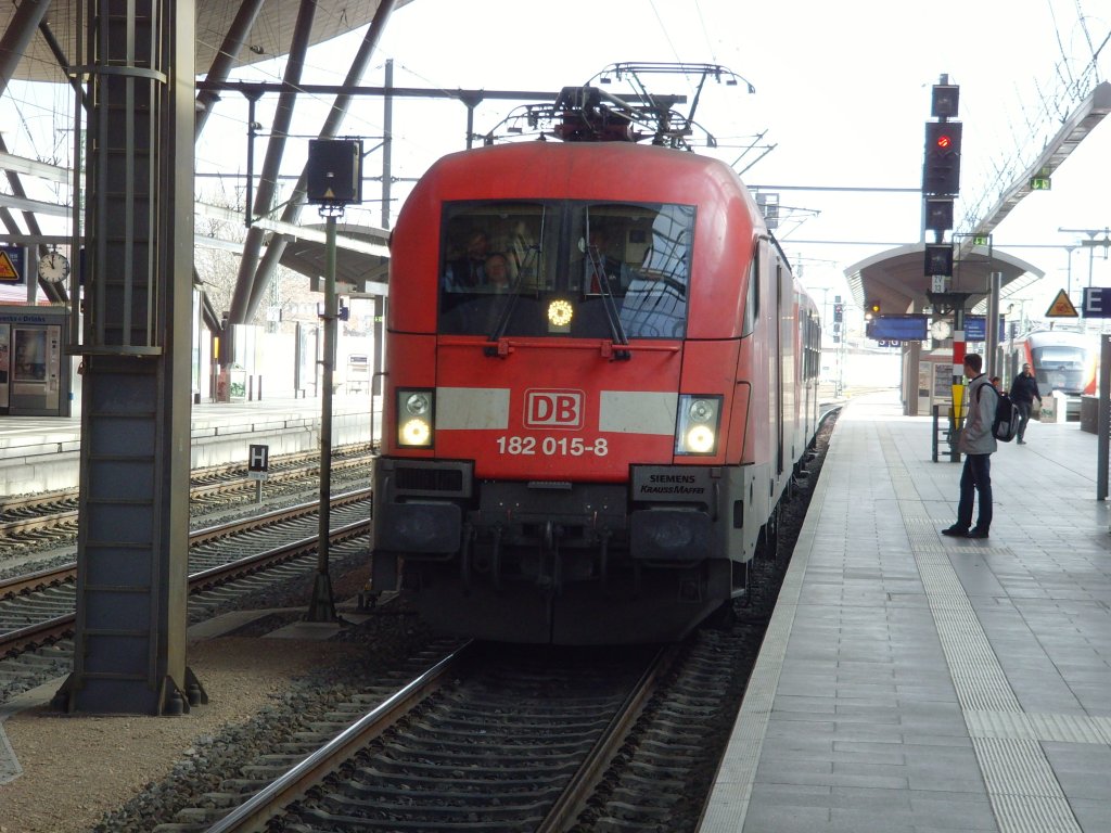 BR 182 mit Regionalbahn in Erfurt Hbf, 2011