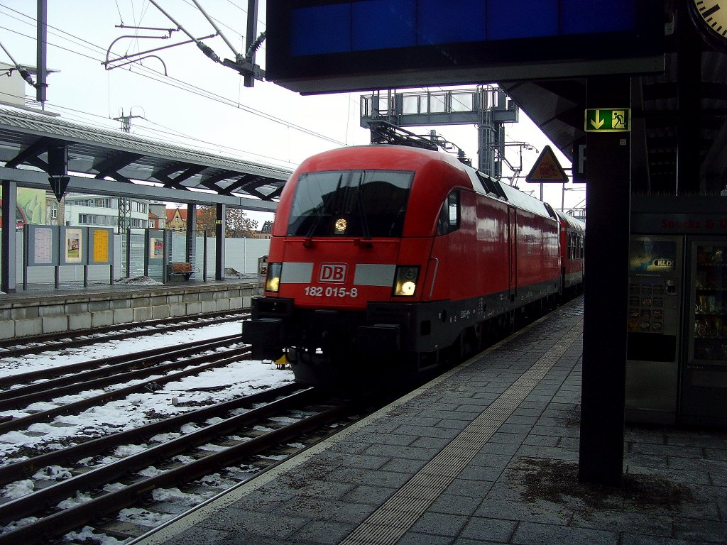BR 182 vor (bzw. hiter) der Regionalbahn 20 nach Halle