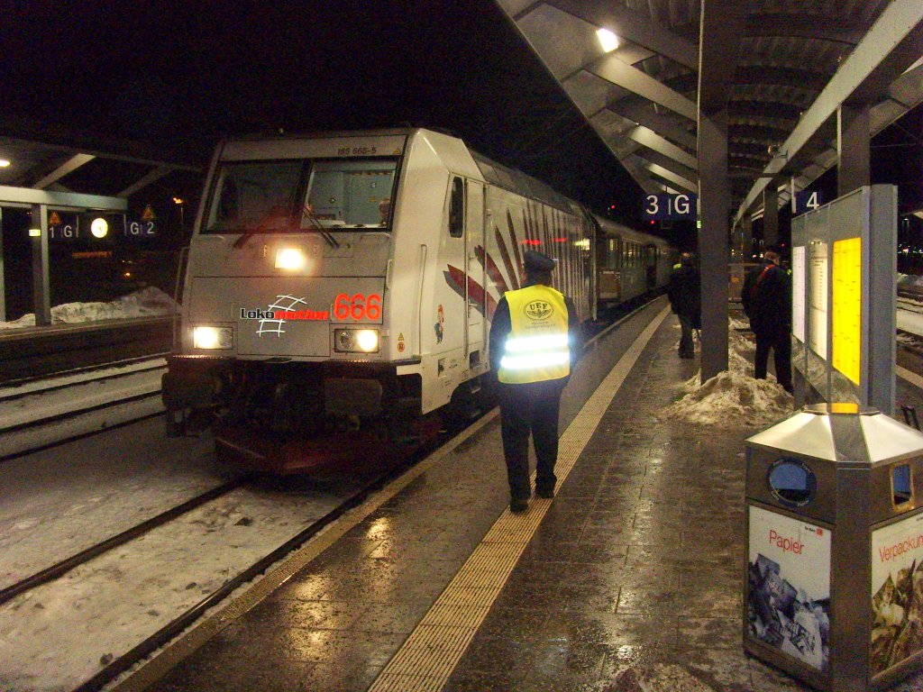 BR 185 mit Sonderzug nach Stuttgart, ERfurt Hbf am 11.12.2010