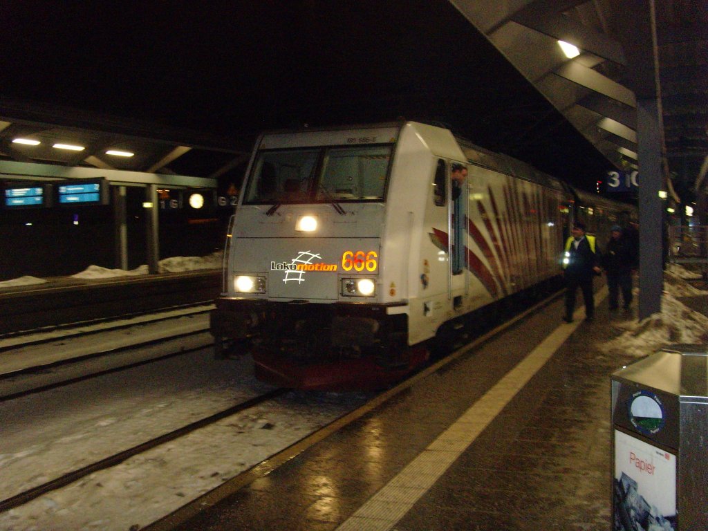 BR 185 vor Sonderzug nach Stuttgart, Erfurt Hbf 11.12.2010