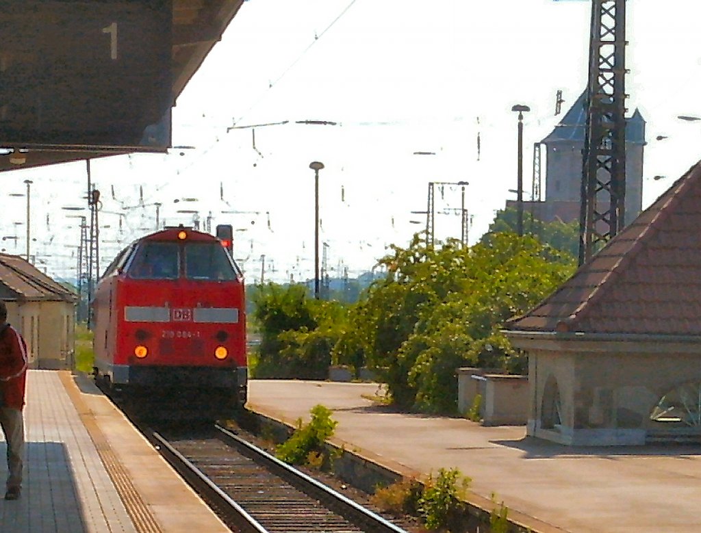 BR 219 fhrt am Bahnsteig 1 in Weimar, 2005