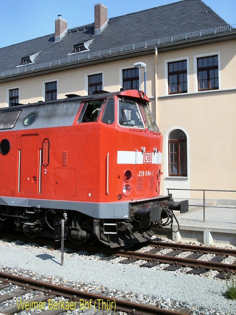 BR 219 im Jahr 2005 in Weimar Berkaer Bahnhof