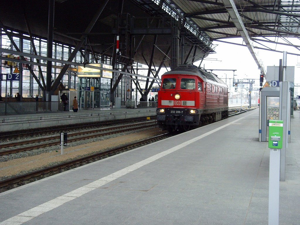 BR 232 in der Erfurter Bahnhofshalle, 21.1.2011