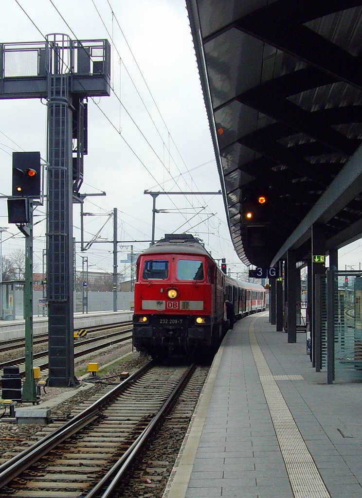 BR 232 mit Personenzug am 21.1.2011 in Erfurt Hbf