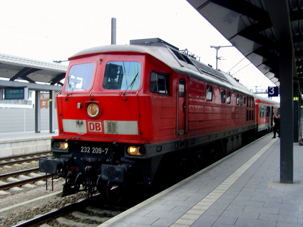 BR 232 vor Reisezug im Erfurter Hauptbahnhof, 21.1.2011