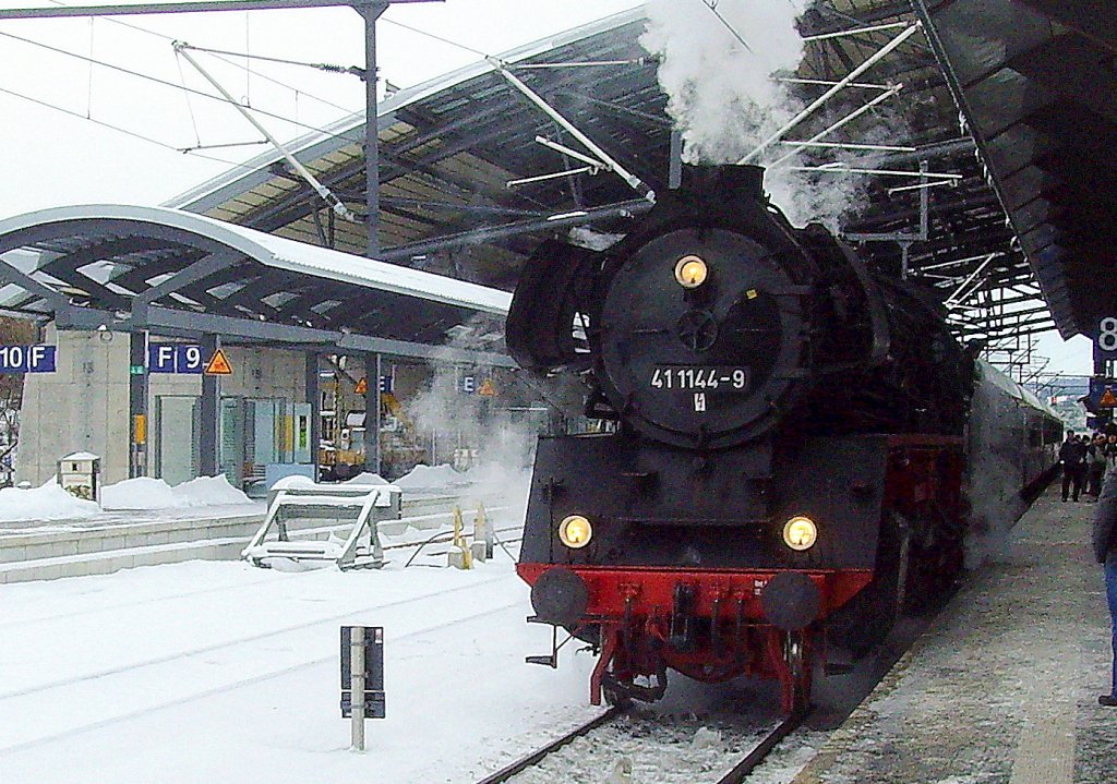BR 41 im Verschneiten Erfurter Hbf am 5.12.2010