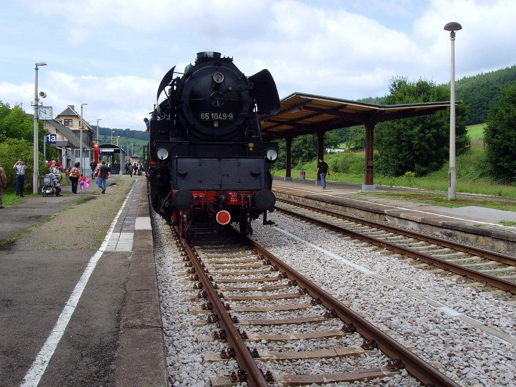 BR 65 1049 als Schlulok am  D 900  in Rottenbach am 14.8.2010