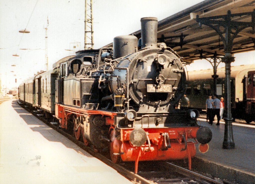 BR 74 mit Traditionszug im alten Erfurter Hbf, vor 1989