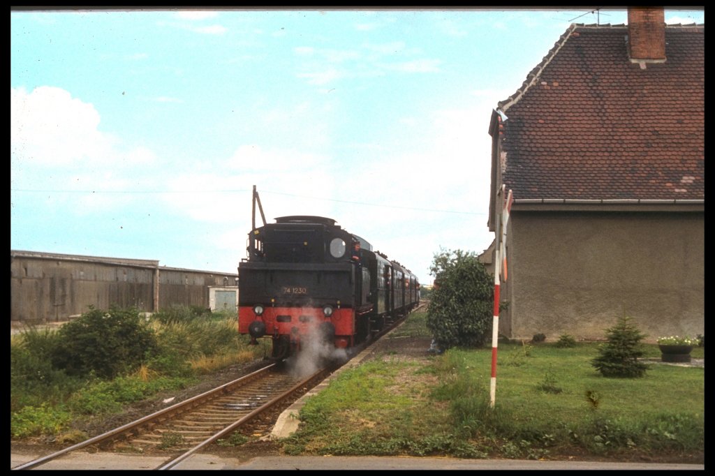 BR 74 mit Zug in Erfurt-Bindersleben, um 1991