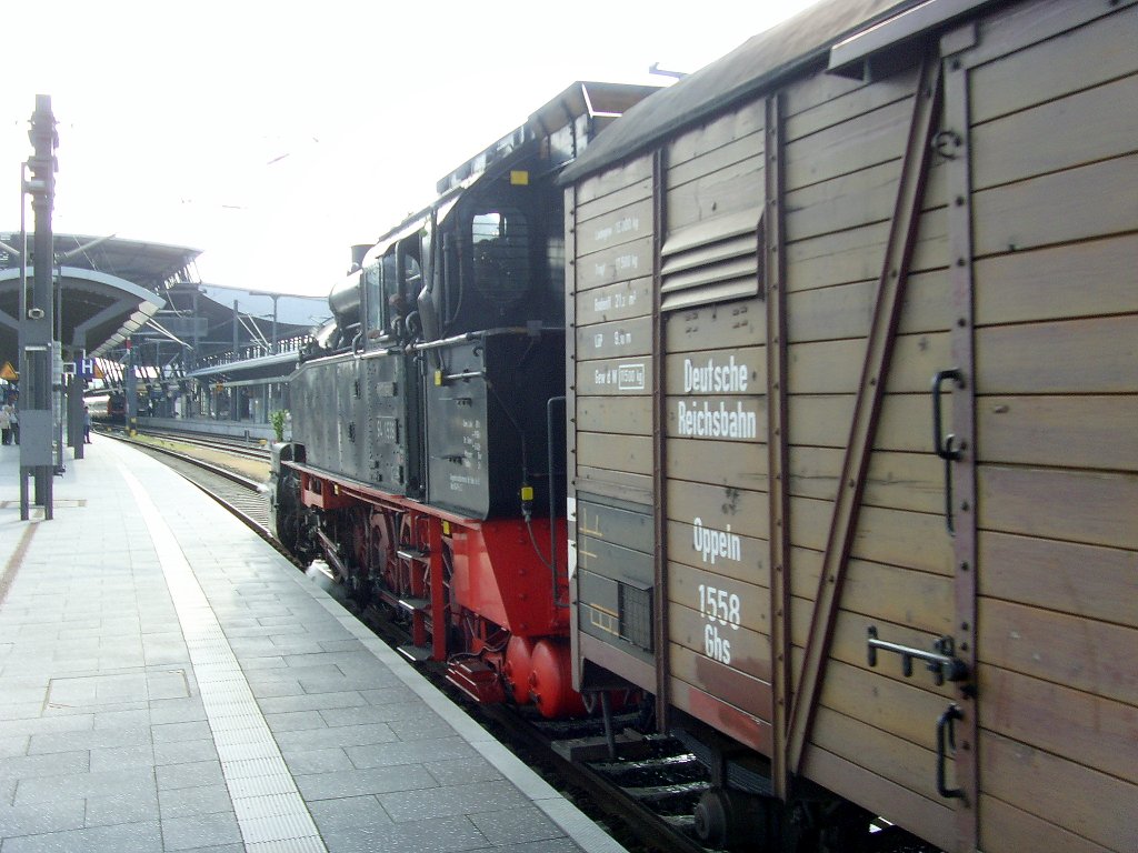 Br 94 mit Gterwagen im neuen Erfurter Hauptbahnhof, Erfurt 2010