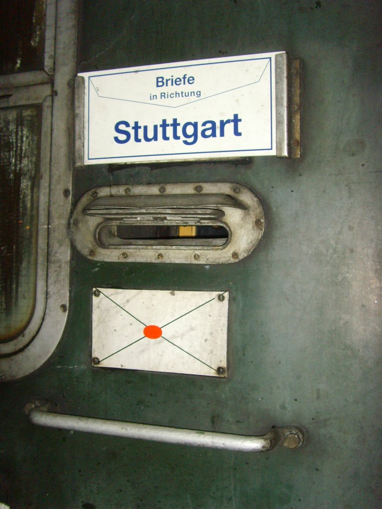 Briefeinwurd am hist. Postwagen im Sonderzug nach Stuttgart, Erfurt Hbf 11.12.2010