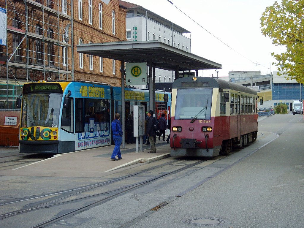 Combino Duo und Triebwagen der HSB auf dem Bahnhofsplatz, Oktober 2010