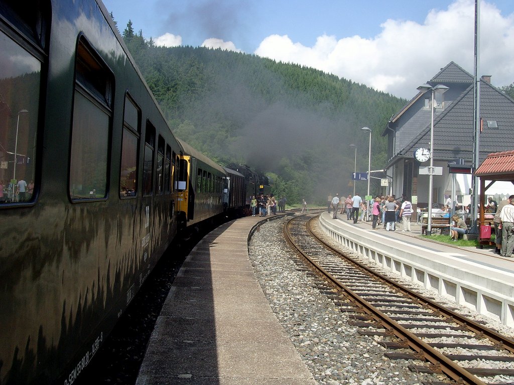 Dampf am Bahnsteig 2 in Katzhtte, 14.8.2010