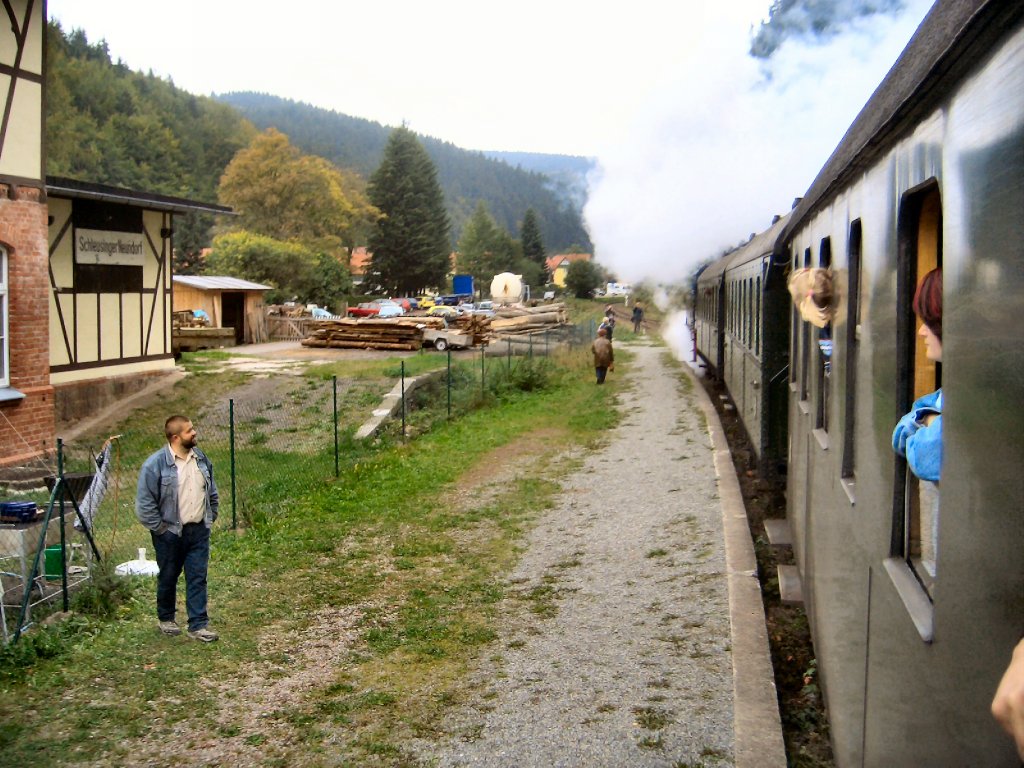 Dampfzug im Bahnhof Schleusinger Neundorf, 2005