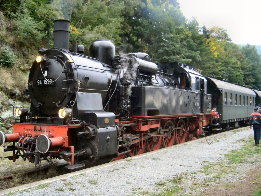 Dampfzug mit BR 94 in Schleusingerneundorf 2005