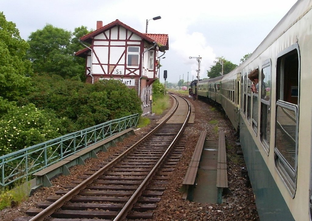 Dampfzug nach Nordhausen in Straufurt 2004