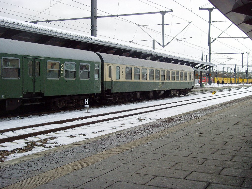 DR-Reisezugwagen in Erfurt Hbf (Weihnachtsmarktexpress)12.12.2010