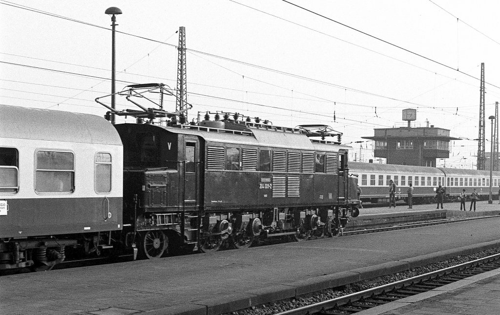 E 04 vor Sonderzug um 1985 in Erfurt Hbf