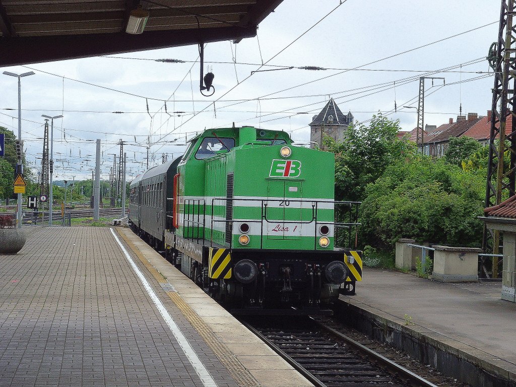 Einfahrt Pendelzug mit EIB-Werklok in den Bahnhof Weimar, Bahnsteig 1