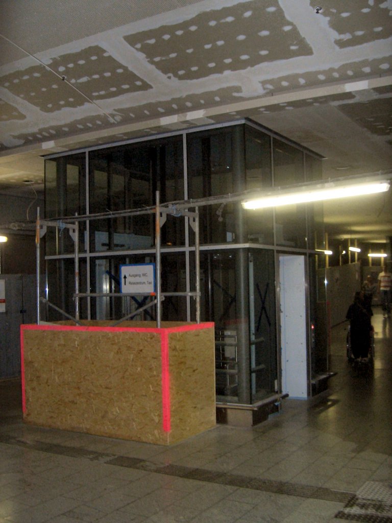 Erfurt Hbf, hier wird der neue Fahrstuhl zu Gleis 1/2 eingebaut, 2005