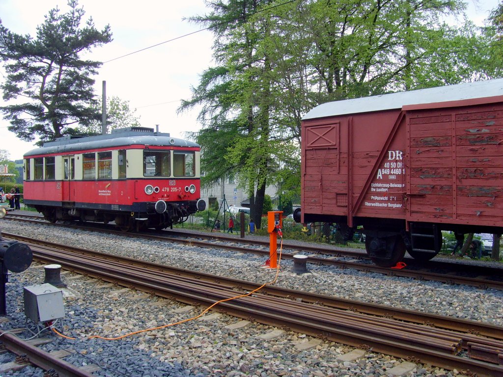 Gterwagen und elektr. Triebwagen am Bhf Lichtenhain a.d.Bergbahn