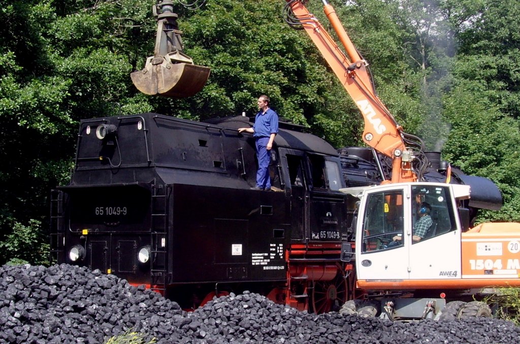 Kohlebeladung der BR 65 in Katzhtte, 14. 8. 2010