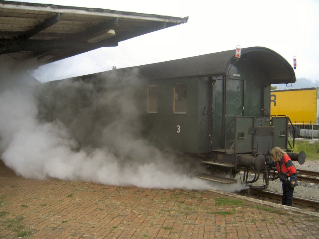 Personenwagen 3.Klasse der Rennsteigbahn, Bhf Ilmenau 2005