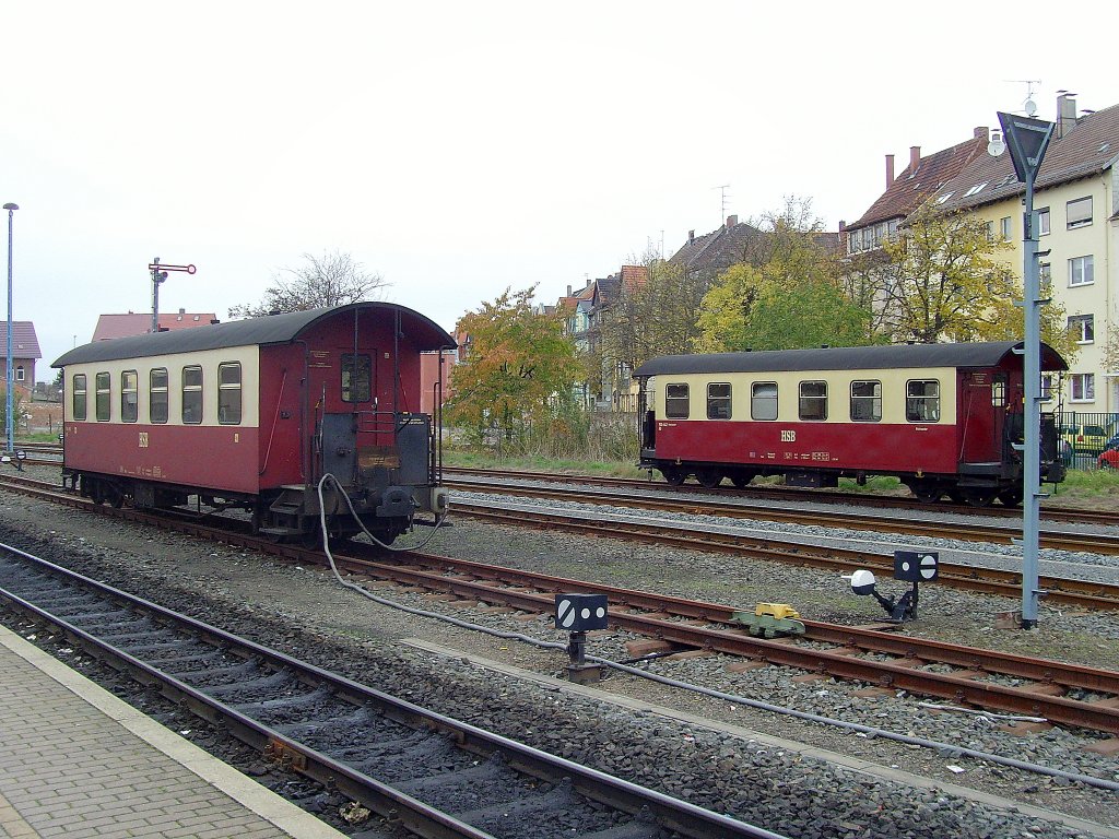 Personenwagen der HSB im Bhf Nordhausen Nord, Oktober 2010
