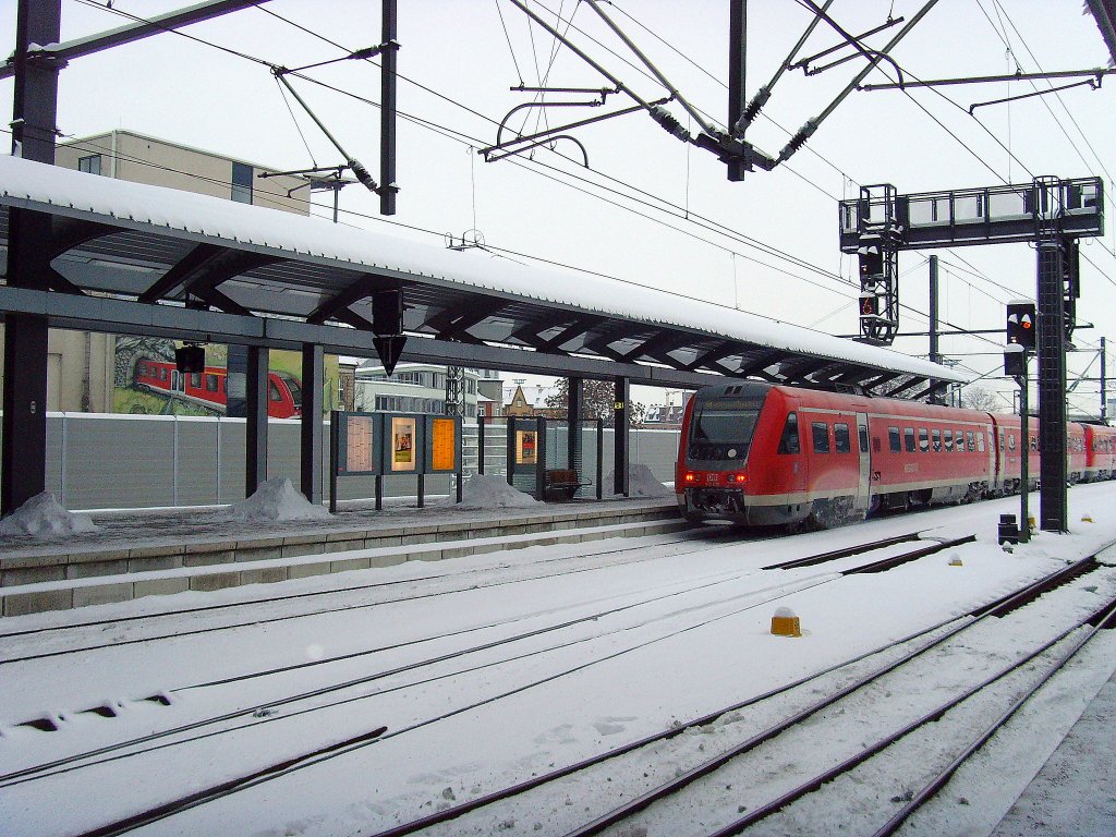 RE verlsst den winterlichen Hauptbahnhof Erfurt, 27.12.2010