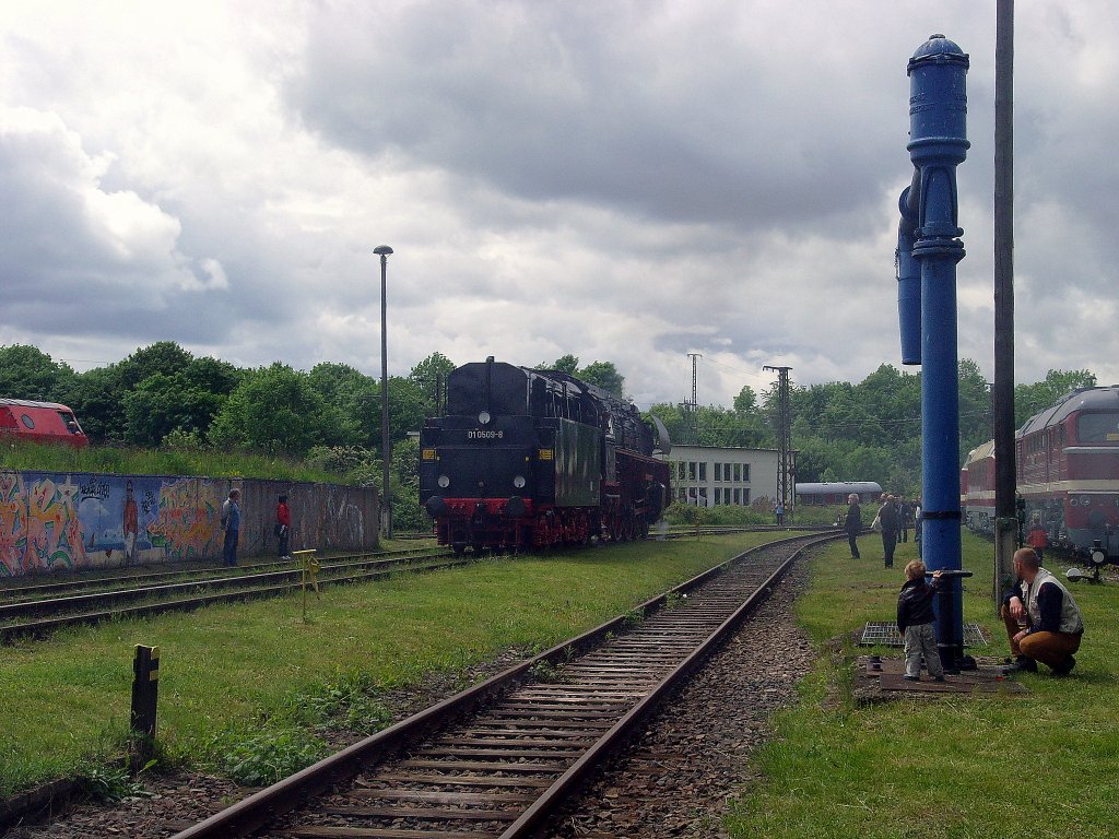 Schnellzuglok BR 01 dampft durchs Bw Weimar, mai 2010