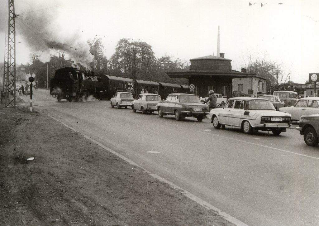 Sonderzug erreicht gleich den Berkaer Bahnhof in Weimar, DR vor 1989