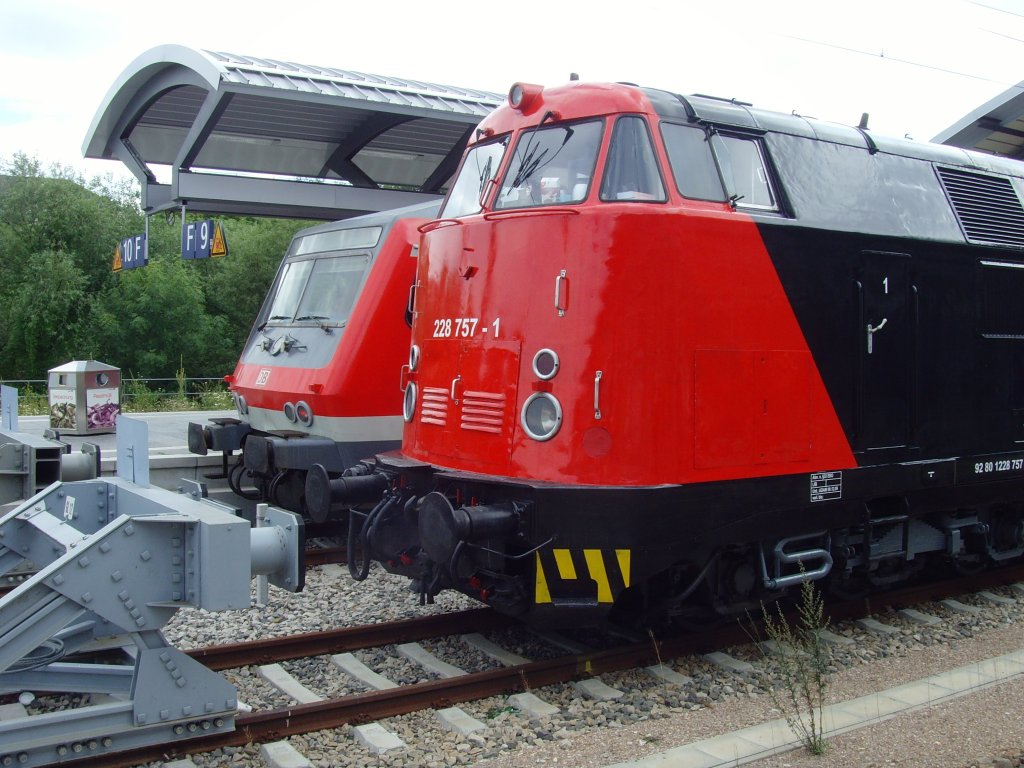 Steuerwagen und Diesellok 228 im Erfurter Hbf, August 2010