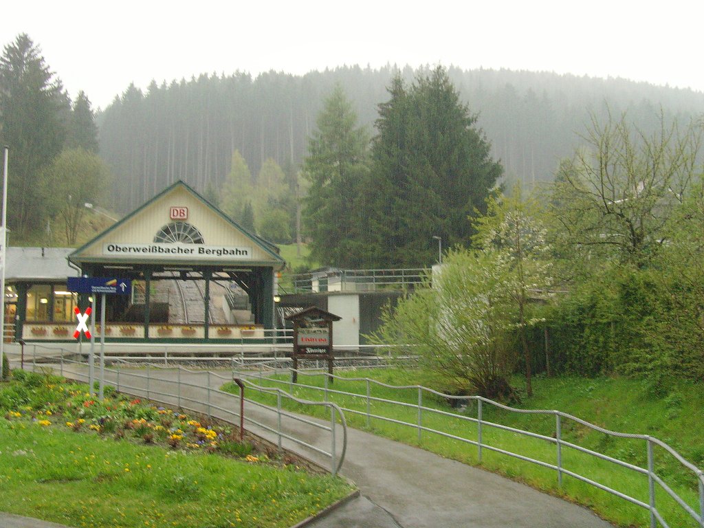 Talstation der Oberwei0bacher Bergbahn im Regen, 2010