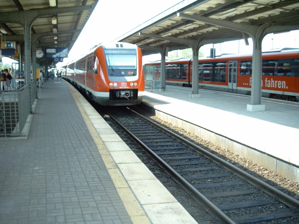 Triebwagen im Bahnhof Weimar  