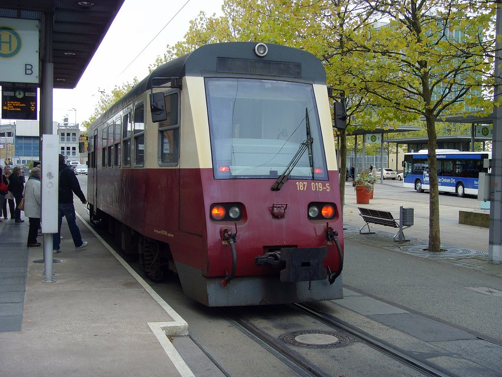 Triebwagen der HSB am Bahnhofspaltz, Nordhausen Oktober 2010