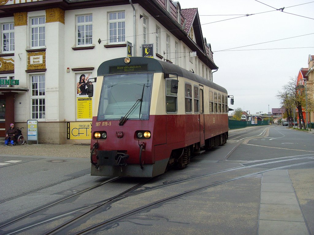 Triebwagen der HSb auf dem Bahnhofsplatz, im Hintergrund Bhf Nordhausen-Nord, Oktober 2010