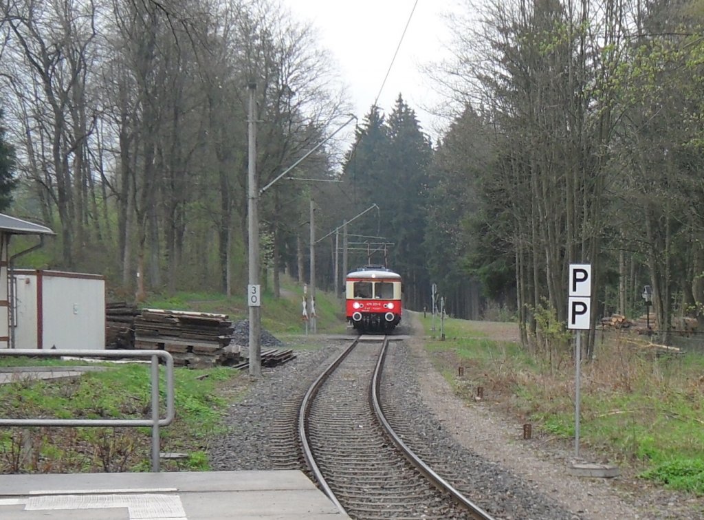Triebwagen kommt aus Cursdorf zum Hp Oberwei0bach, 2010