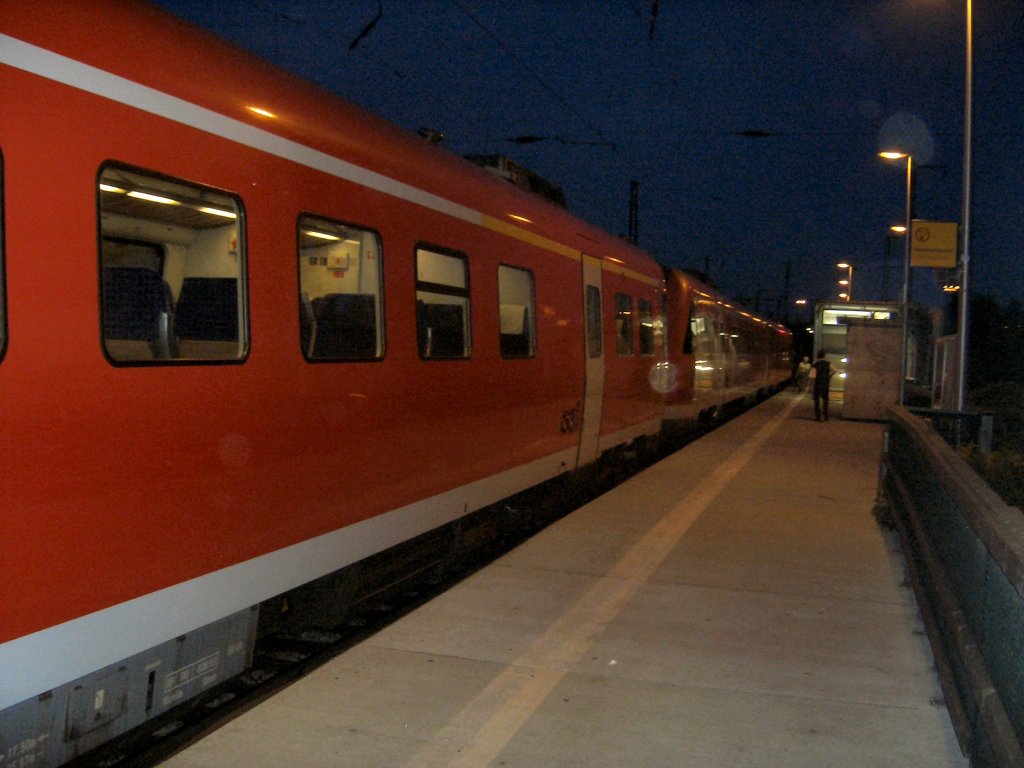 Triebwagenzug auf dem Behelfsbahnsteig 7a, 2005