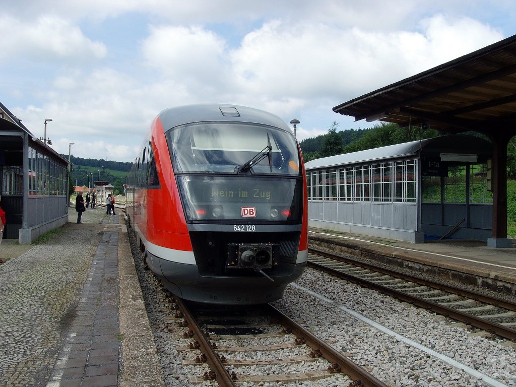 Tw 642 WEIN IM ZUG am Bahnsteig 1 in Rottenbach am 14.8.2010