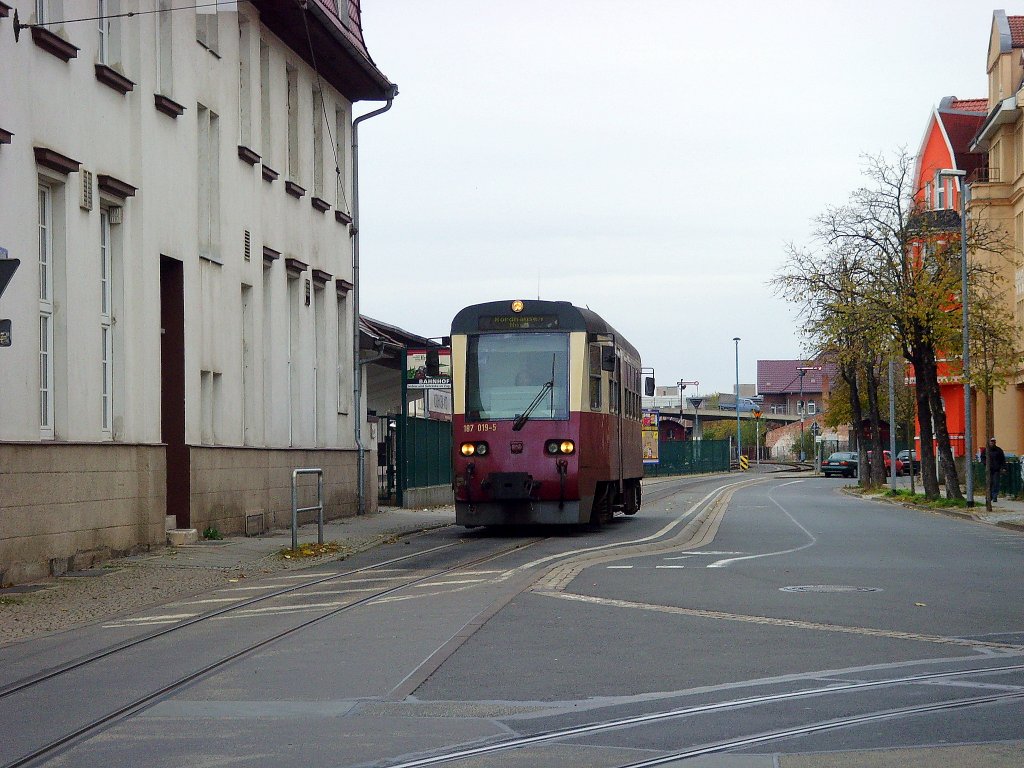 Vorbei am Bhf Nordhausen Nord fhrt der Triebwagen der HSB zum Bahnhofsvorplatz